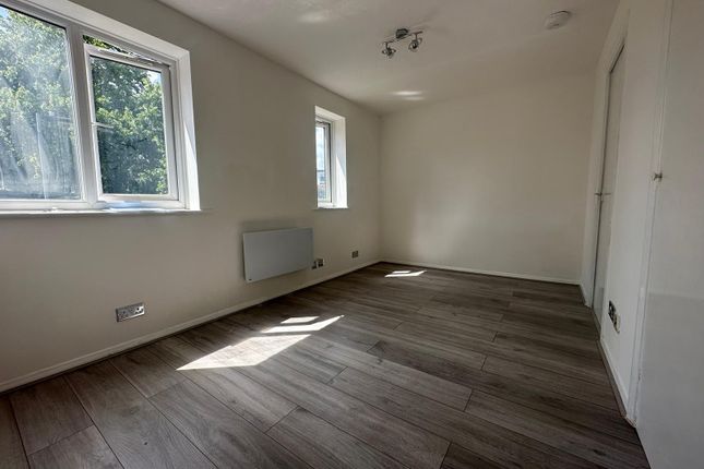 16 Greenslade Road, Barking photo 5