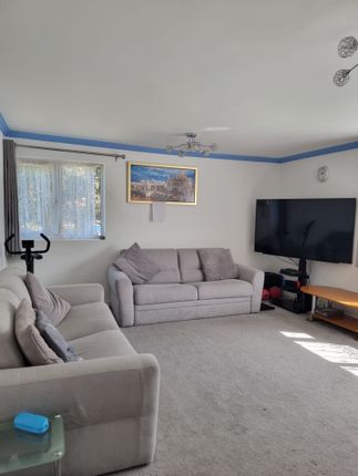 Sandown Close, Hounslow photo 3