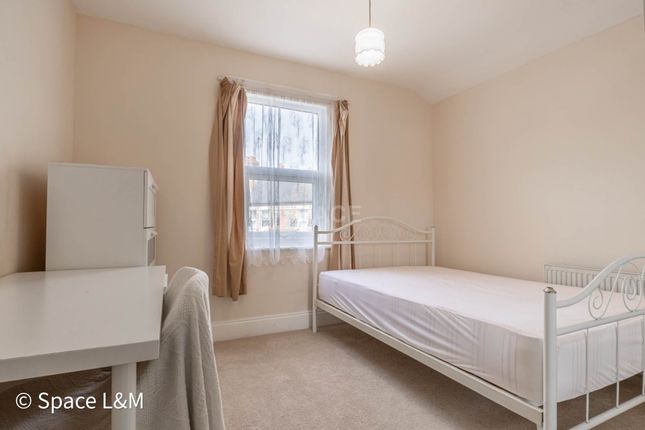 Thumbnail Room to rent in Radstock Road, Reading