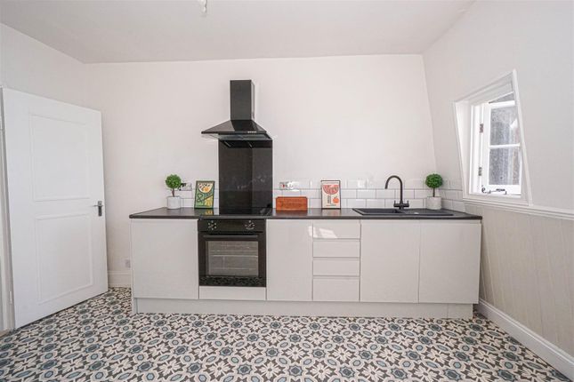 Flat 3, 19, White Rock, Hastings photo 4