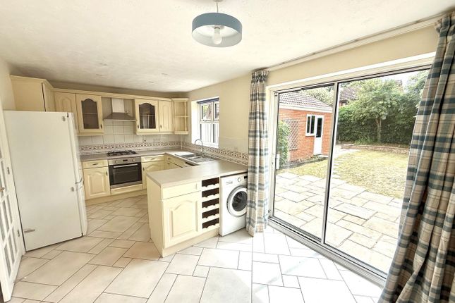 28, Saxon Drive, Warfield photo 4