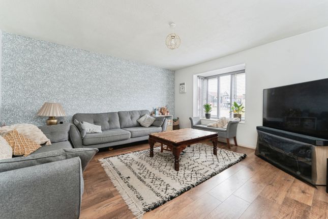 10, Mill Reef Close, Newmarket photo 4