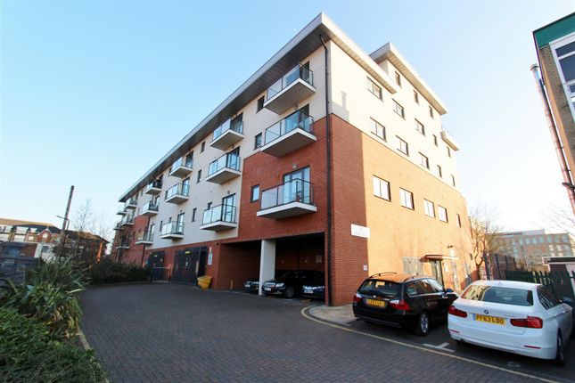 1 Bed Flat To Rent In Grays Place Slough Sl2 Zoopla