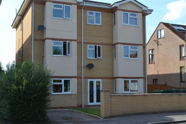 Flat to rent in Stanwell Road, Ashford