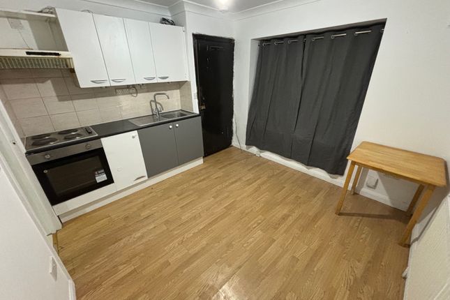 Flat to rent in Canterbury Road, Feltham