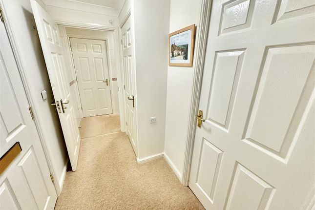 37, Hardys Court, Weymouth photo 4