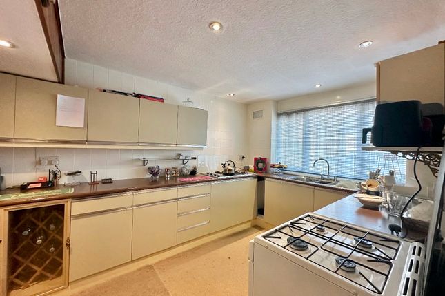 73 Keats Avenue, Romford photo 3