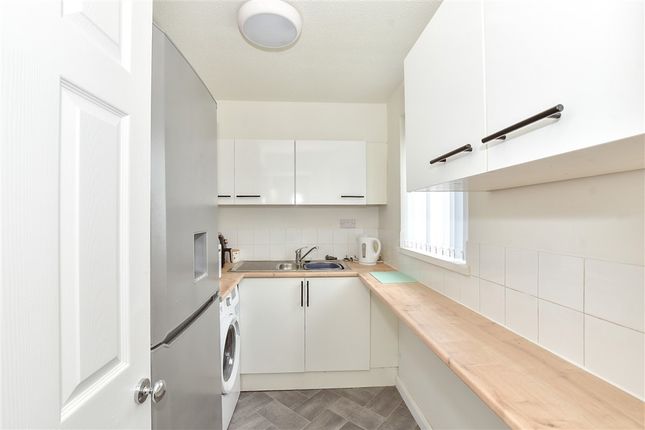 Reedmace Close, Waterlooville photo 3