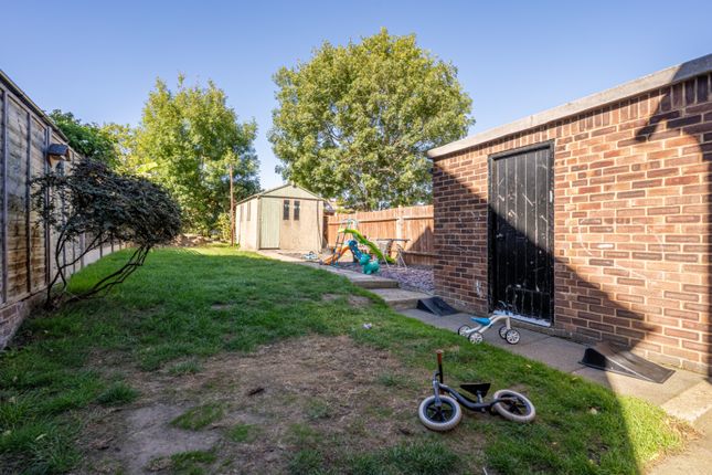 32 Marks Square, Northfleet, Kent photo 5