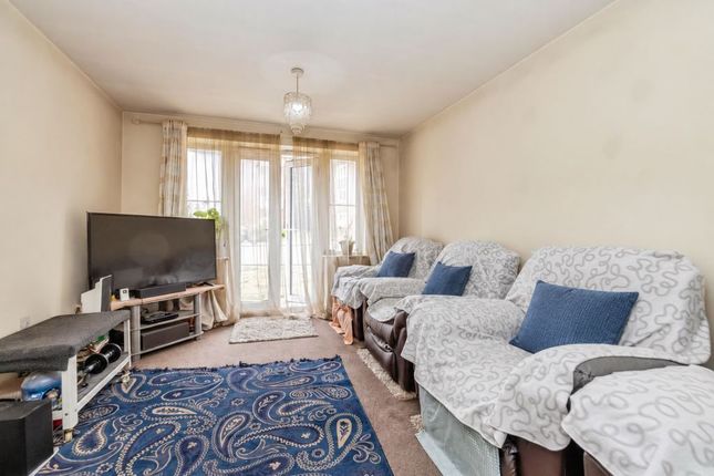 Flat 3 Sycamore House, Plantation Close, Bushey photo 2