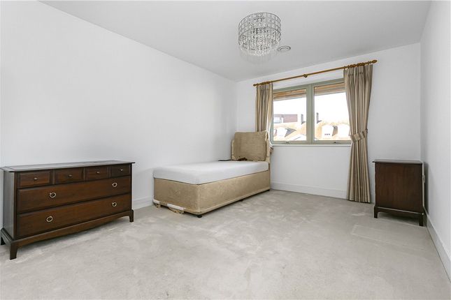 Flat for sale in New Zealand Avenue, Walton-On-Thames, Surrey