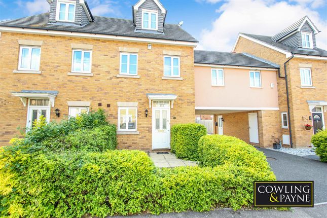 3 bed town house to rent in Murray Way, Wickford SS12