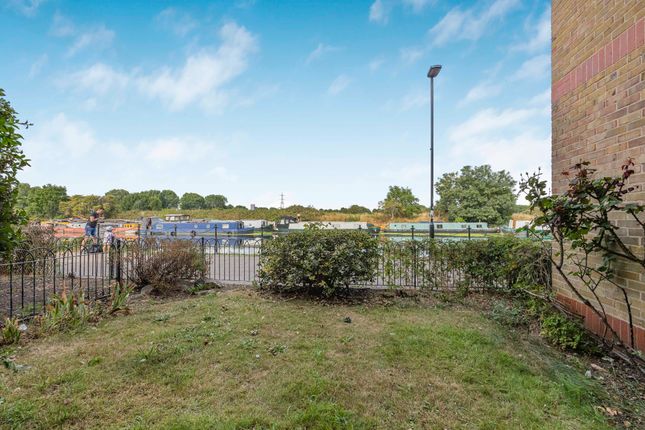 206 , Riverside Close, London, Hackney, Clapton photo 4