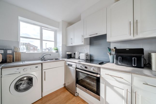 Flat 4, Concord Court,, Winery Lane, Kingston Upon Thames photo 3