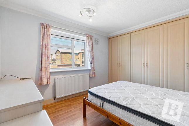 16, Waycross Road, Upminster photo 4