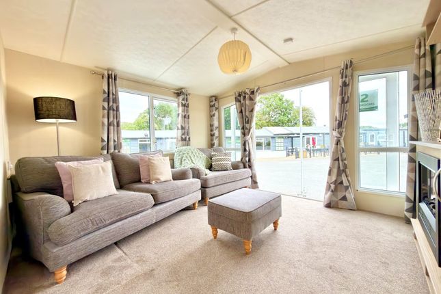 Oaklands Holiday Park, Nr-Clacton-On-Sea photo 2