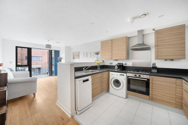 21, Leverton Close, Wood Green photo 2