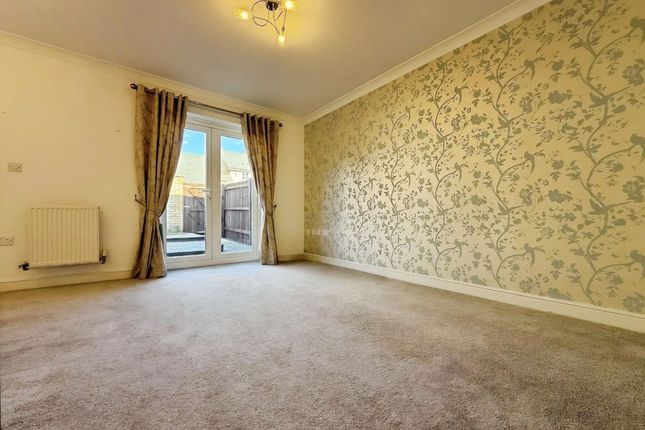 32 Doulton Close, Swindon photo 2