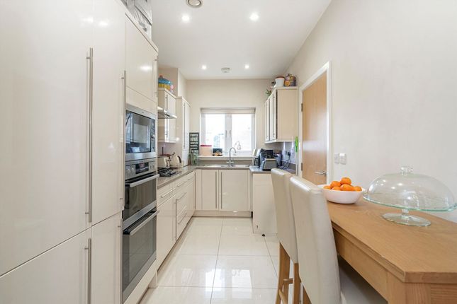 25, Marbaix Gardens, Isleworth photo 3