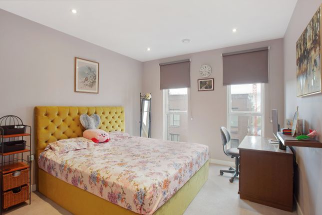 Flat for sale in East Parkside, London
