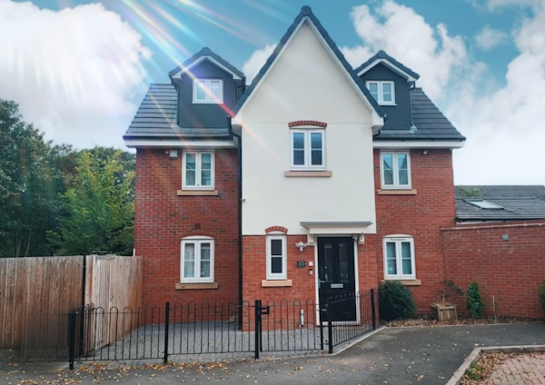 End terrace house to rent in Bishops Close, Birmingham