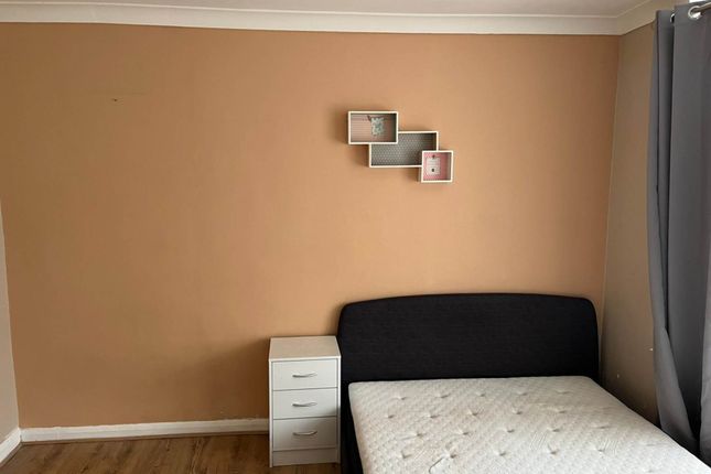 8, Drew Gardens, Greenford photo 2