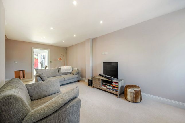 6, Marsh Close, Surrey photo 3