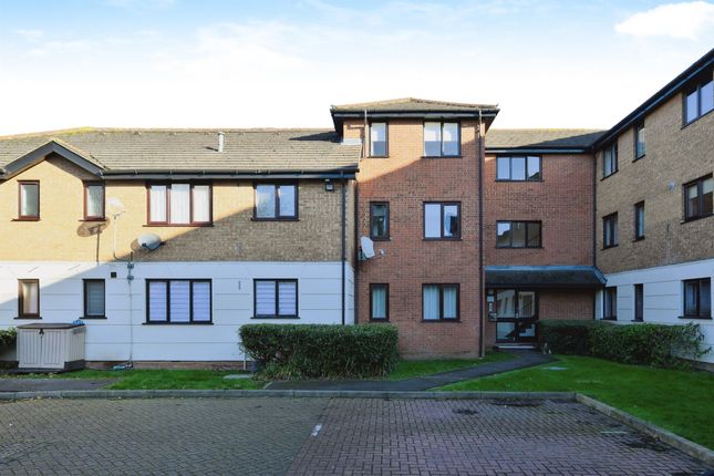 Thumbnail Flat for sale in Parrots Field, Hoddesdon