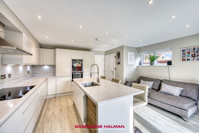 8 Bowen Close, Stockport photo 2