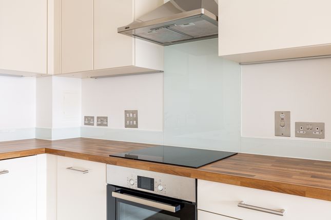 Flat 59, Russell Square,, Russells Crescent, Surrey photo 4