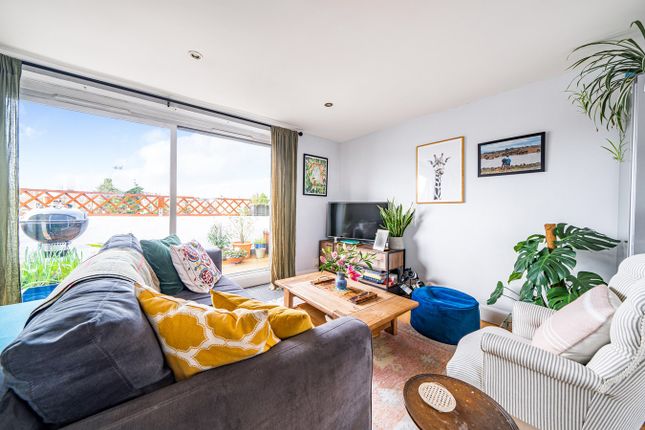 Flat for sale in Clifton Avenue, London