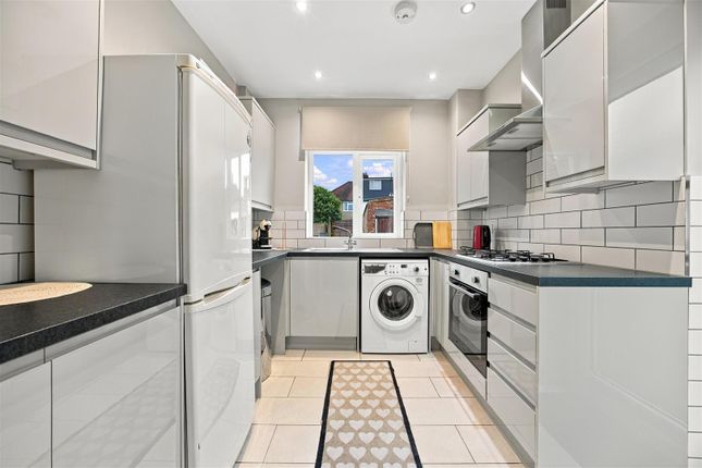 Dellfield Crescent, Uxbridge photo 2