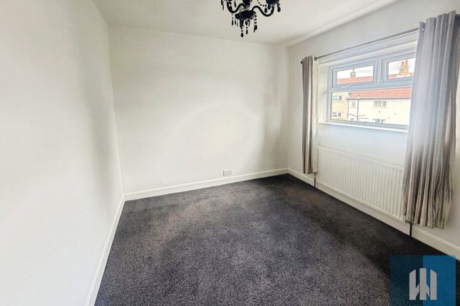 5, Highcroft Crescent, Huddersfield photo 4