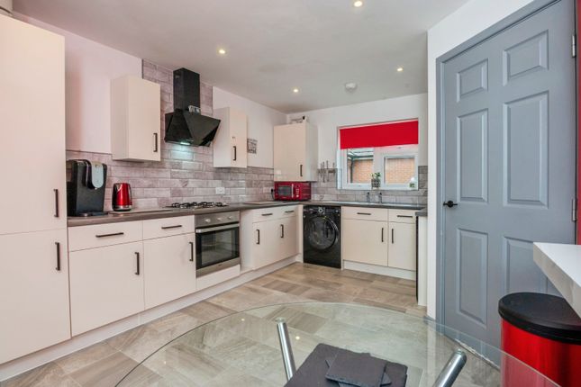 6, Shaw Close, Pershore photo 5