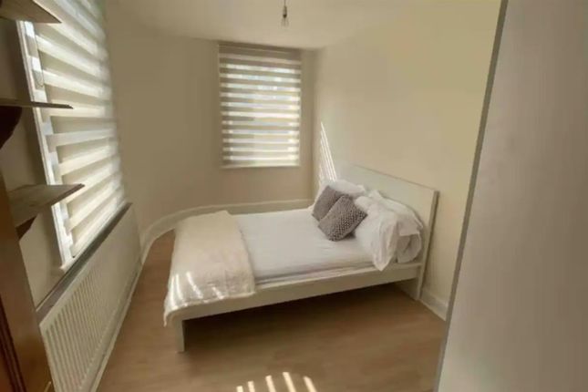 204, B, Hornsey Road, Greater London photo 3