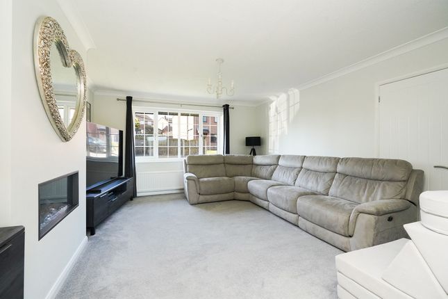5 Ashhurst Close, Chesterfield photo 3