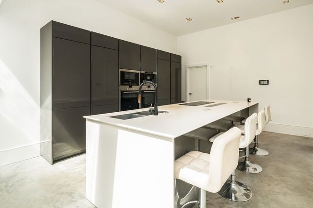 226, Walm Lane, London photo 4