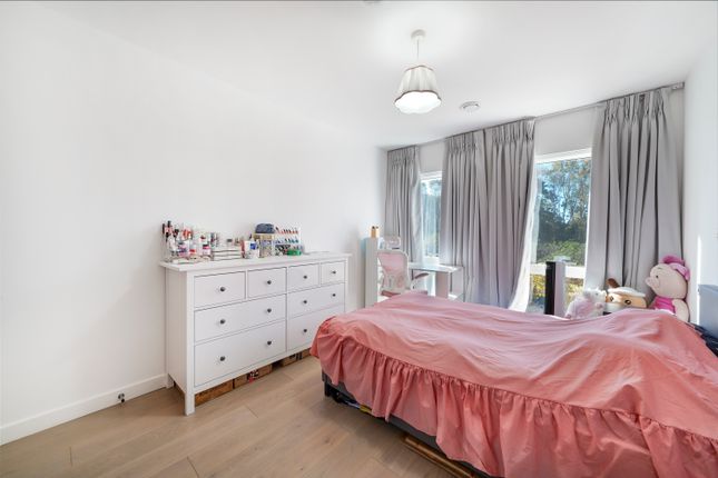 00, Thorney Close, London photo 4