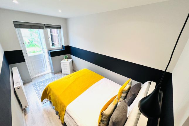 Room to rent in Dassett Road, London