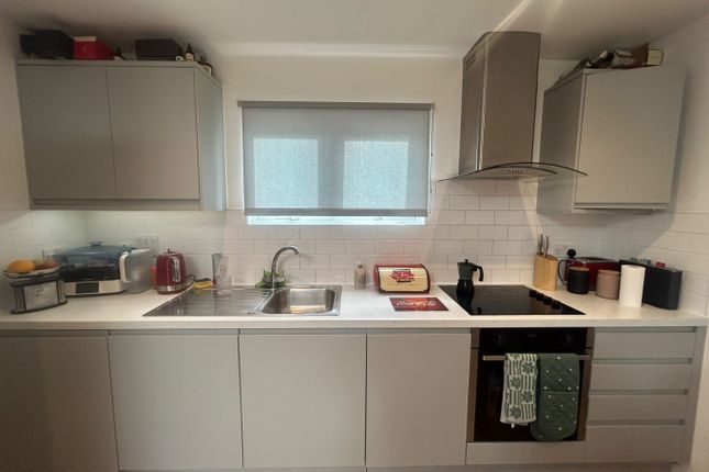 Flat 2, 2A Queens Parade, London photo 5