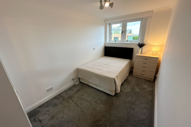 Room to rent in St. Johns Wood Road, London