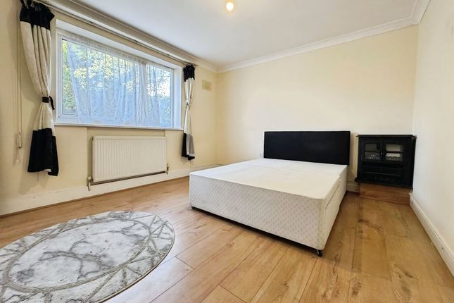 Flat 4, Edgbury Court, London photo 4