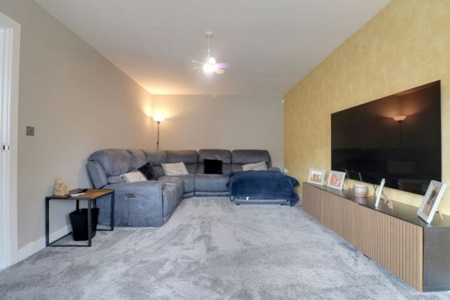 14, Park View Court, Cleckheaton photo 4