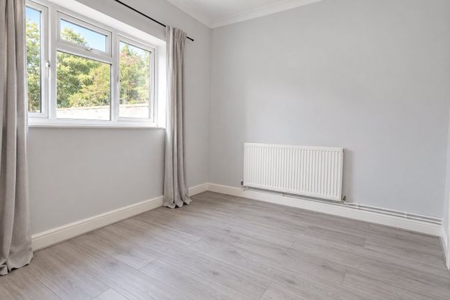 Flat 2, 85, Woodside Green, London photo 4