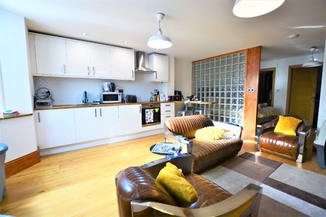 Flat to rent in Clarence Square, City Centre, Brighton