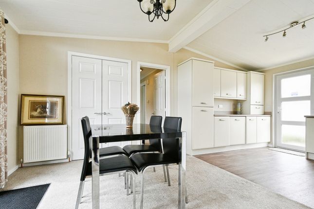 15, Lechlade Court, Lechlade photo 4