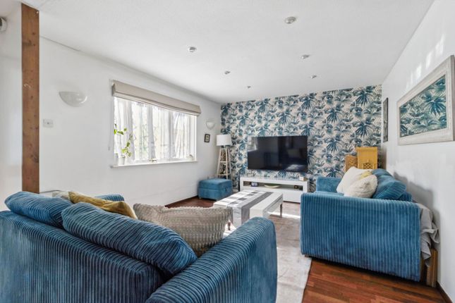 49 Ilkley Road, Watford photo 2