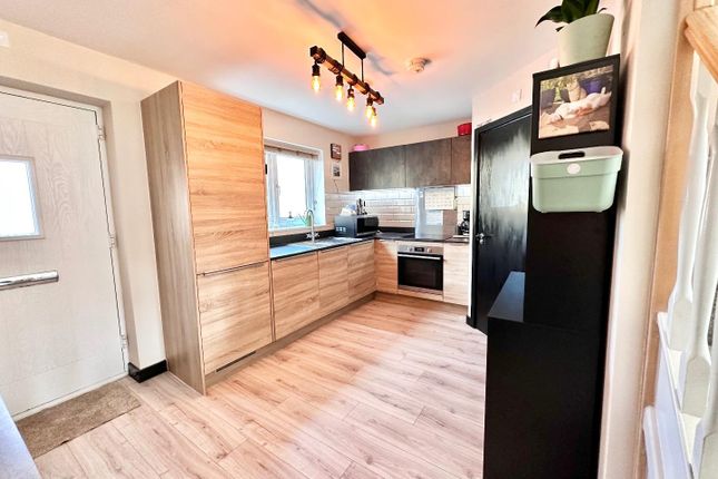 3, Sandpiper Court, Huddersfield photo 2