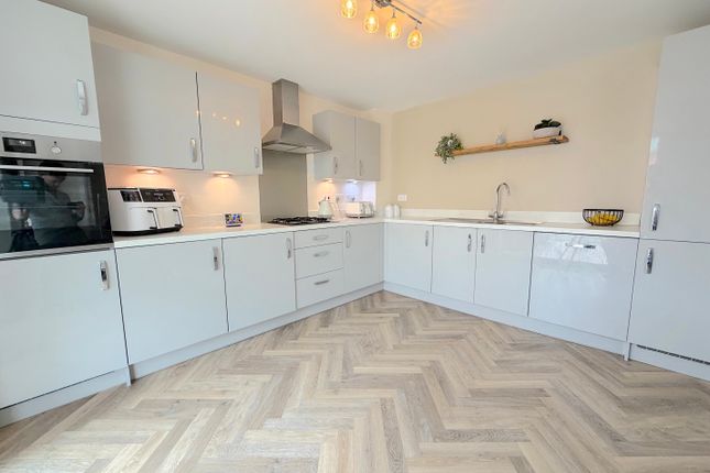 16, Dawes Way, Cannock photo 4