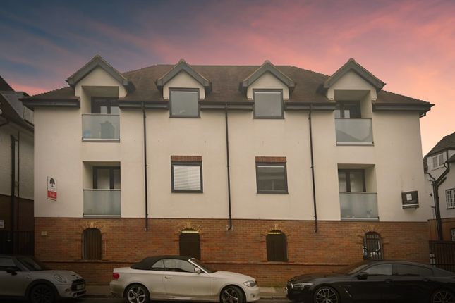 Thumbnail Flat to rent in Station Road, Gerrards Cross